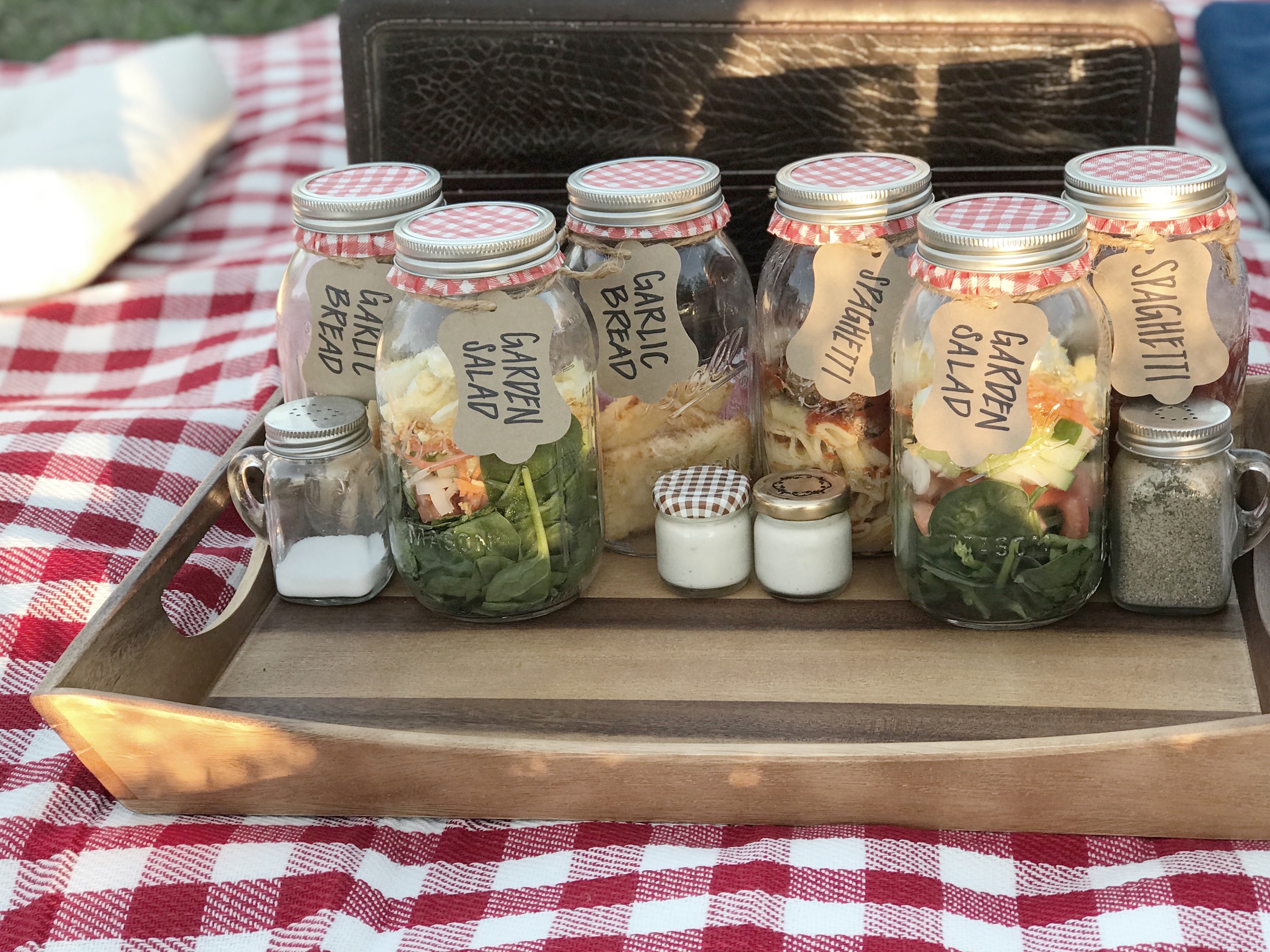 Mason jar meal: A complete meal in jars. Perfect meal prep or picnic idea!