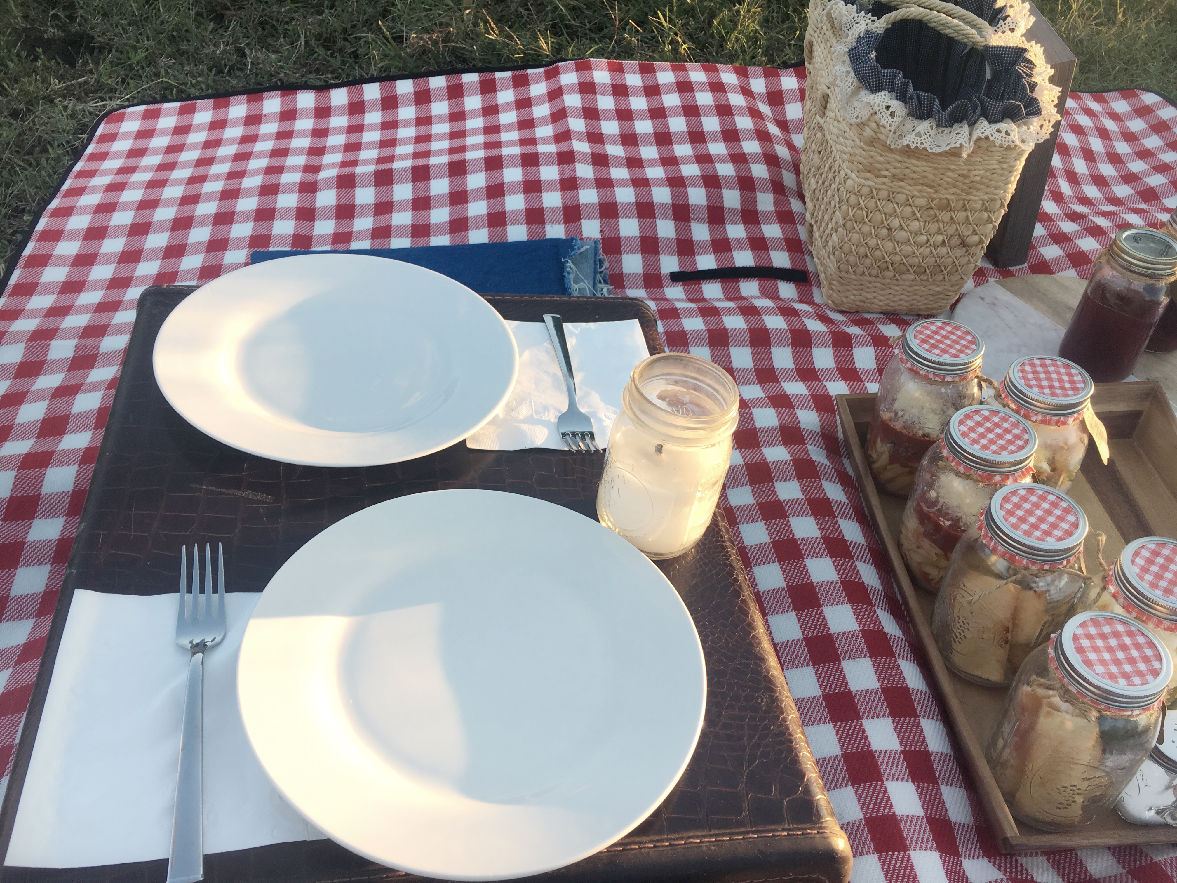mason jar meals, picnic food, white dishes
